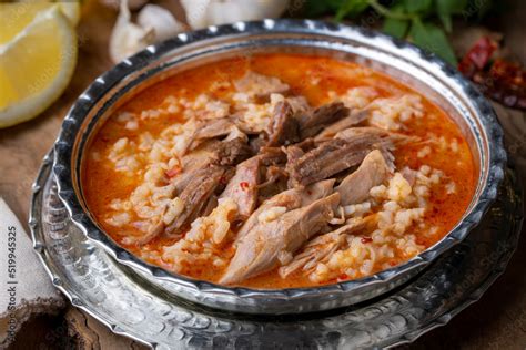  Beyran Çorbası: Eine herzhafte Suppe mit zarten Fleischstückchen und cremig-leckerem Joghurtgeschmack!