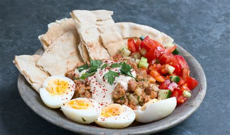  Ful Medames: Ein herzhaftes Frühstück der Götter mit pikanten Gewürzen und cremiger Textur!