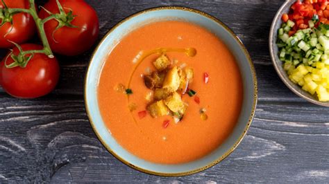  Gazpacho Andaluz! Eine erfrischende Symphonie aus rohen Tomaten und knusprigem Brot.