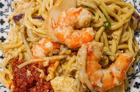  Hokkien Mee:  Ein cremiges Seafood-Gericht mit einem Hauch von Raucharoma!