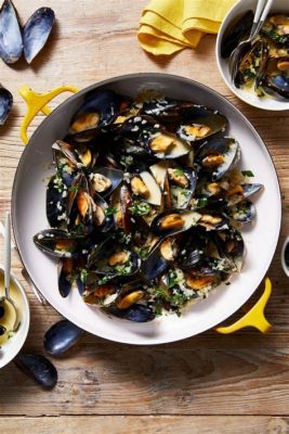  Moules Marinière! A Creamy Delight Steeped in Aromatic Wine and Fresh Herbs