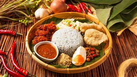  Nasi Kerabu: Ein farbenfrohes Fest der Aromen für den Gaumen!