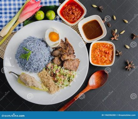  Nasi Kerabu: Ein exotisches Gericht aus Zitrusfrüchten und einem Hauch von Feuer!