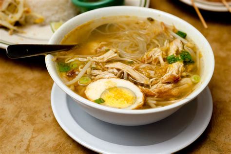  Soto Ayam: Ein cremiges, würziges Hühnerbrühe-Abenteuer aus Ambon!