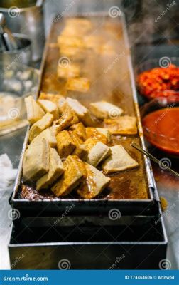  Hengyang Stinky Tofu: Ein Duft der nach fermentierten Sojabohnen und scharfen Chilis ruft!