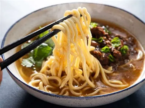  Lamian Nudeln - Eine Symphonie der Texturen: Spätschimmerndes Seidengewebe trifft auf zartes Fleisch in einer würzigen Umarmung!