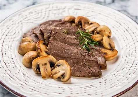  Röstest Beef mit Pilzen: Ein herzhaftes Feuerwerk der Aromen auf Ihrem Teller!