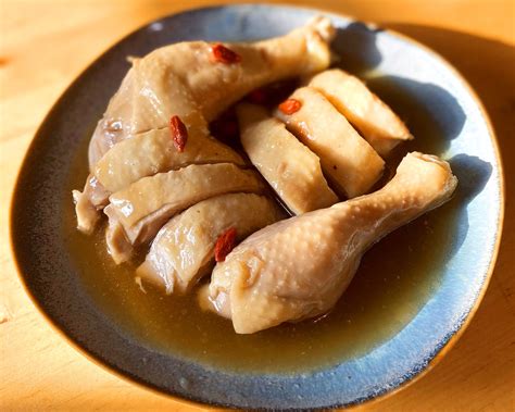  Shaoxing Drunken Chicken: Ein köstliches Meisterwerk aus Sojasauce und zartem Hähnchenfleisch!