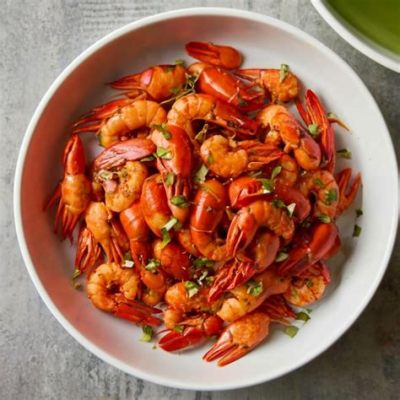  Spicy Crayfish Delight: A Symphony of Savory Aromas and Tangy Chili Heat Awaits!