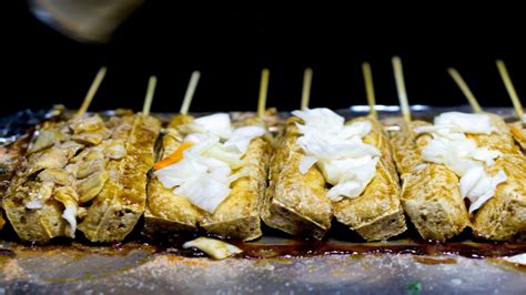  Stinky Tofu – Ein kulinarisches Abenteuer für Mutige: Ein feuriger Tanz von Fermentierung und Umami?