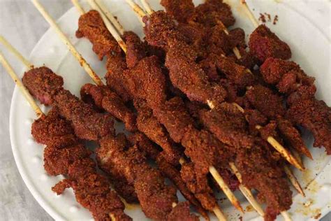  Suya! Ein Feuerwerk an Gewürzen und zartem Fleisch aus Kaduna