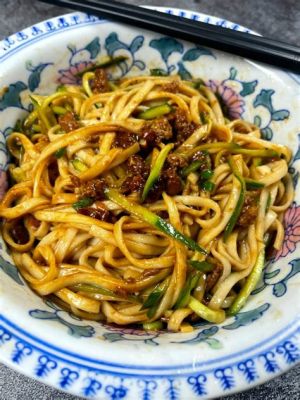  Zhajiang Mian: Ein verführerischer Tanz zwischen pikanten Aromen und seidiger Nudeltextur!